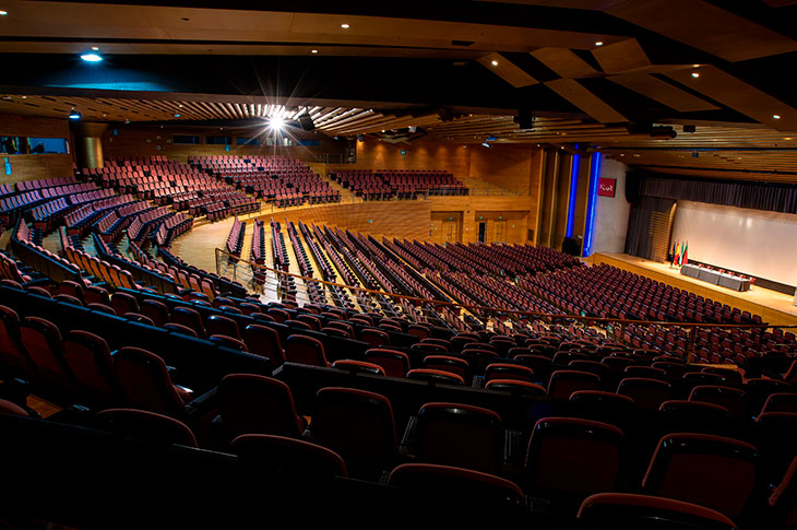 García Lorca-auditoriet i Kongrescentret i Granada ligger i stueetagen og har plads til 2.000 personer García Lorca-auditoriet i Kongrescentret i Granada ligger i stueetagen og har plads til 2.000 personer