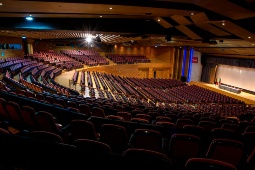García Lorca-auditoriet i Kongrescentret i Granada ligger i stueetagen og har plads til 2.000 personer García Lorca-auditoriet i Kongrescentret i Granada ligger i stueetagen og har plads til 2.000 personer