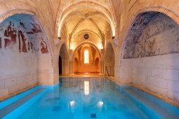 “Castilla Termal Monasterio de Valbuena” ir pieczvaigžņu viesnīca, kas iekārtota 12. gadsimta klosterī Ribera del Duero reģiona sirdī. Attēlā – kontrastterapijas zona San Pedro kapelā “Castilla Termal Monasterio de Valbuena” ir pieczvaigžņu viesnīca, kas iekārtota 12. gadsimta klosterī Ribera del Duero reģiona sirdī. Attēlā – kontrastterapijas zona San Pedro kapelā