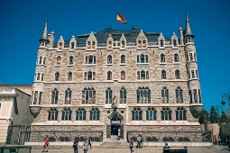 O Museu Casa Botines de Gaudí possui 3.900 m² para a celebração de todos os tipos de eventos MICE © Turismo Castilla y León O Museu Casa Botines de Gaudí possui 3.900 m² para a celebração de todos os tipos de eventos MICE © Turismo Castilla y León