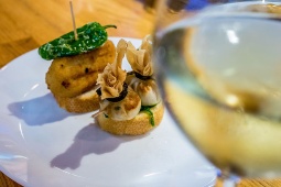 Le txakoli de Biscaye est le compagnon idéal pour accompagner certaines des spécialités gastronomiques de la ville, sous forme de pintxos Le txakoli de Biscaye est le compagnon idéal pour accompagner certaines des spécialités gastronomiques de la ville, sous forme de pintxos