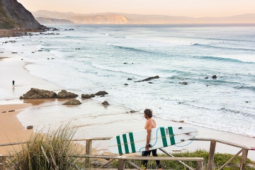 Barrikan ranta auringonnousussa – villi noin 600 metrin hiekkaranta, jylhät kalliot ja yksi Bilbaon lähialueen suosituimmista surffikohteista © Green Spain | InGreen Spain | Noe Baranda Barrikan ranta auringonnousussa – villi noin 600 metrin hiekkaranta, jylhät kalliot ja yksi Bilbaon lähialueen suosituimmista surffikohteista © Green Spain | InGreen Spain | Noe Baranda