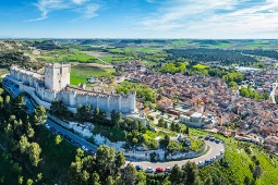 Peņjafjelas pils pieejamība uzlabota, izveidojot divus posmus ar kāpņu pacēlāju platformām Peņjafjelas pils pieejamība uzlabota, izveidojot divus posmus ar kāpņu pacēlāju platformām