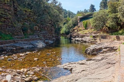Naturlig svømmeplads ved floden Ladrillar (Las Hurdes, Extremadura) Naturlig svømmeplads ved floden Ladrillar (Las Hurdes, Extremadura)