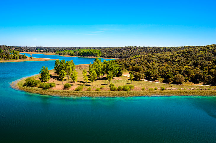 O Parque Natural das Lagunas de Ruidera é composto pelo reservatório Peñarroya e quinze lagoas, incluindo a lagoa Conceja (na imagem) O Parque Natural das Lagunas de Ruidera é composto pelo reservatório Peñarroya e quinze lagoas, incluindo a lagoa Conceja (na imagem)