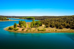 O Parque Natural das Lagunas de Ruidera é composto pelo reservatório Peñarroya e quinze lagoas, incluindo a lagoa Conceja (na imagem) O Parque Natural das Lagunas de Ruidera é composto pelo reservatório Peñarroya e quinze lagoas, incluindo a lagoa Conceja (na imagem)