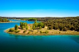 O Parque Natural das Lagunas de Ruidera é composto pelo reservatório Peñarroya e quinze lagoas, incluindo a lagoa Conceja (na imagem) O Parque Natural das Lagunas de Ruidera é composto pelo reservatório Peñarroya e quinze lagoas, incluindo a lagoa Conceja (na imagem)
