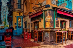 El Tubo, à Saragosse, est connu pour ses bars à tapas traditionnels, sa vie nocturne et ses façades colorées El Tubo, à Saragosse, est connu pour ses bars à tapas traditionnels, sa vie nocturne et ses façades colorées
