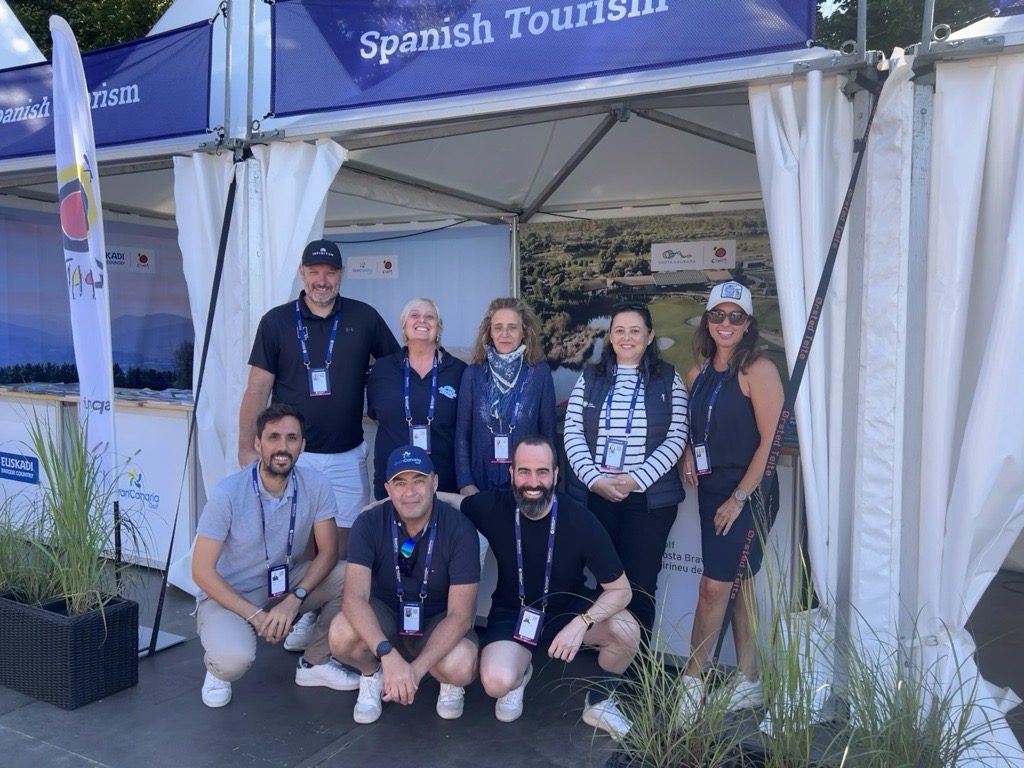 El equipo de la OET y representantes de los destinos El equipo de la OET y representantes de los destinos