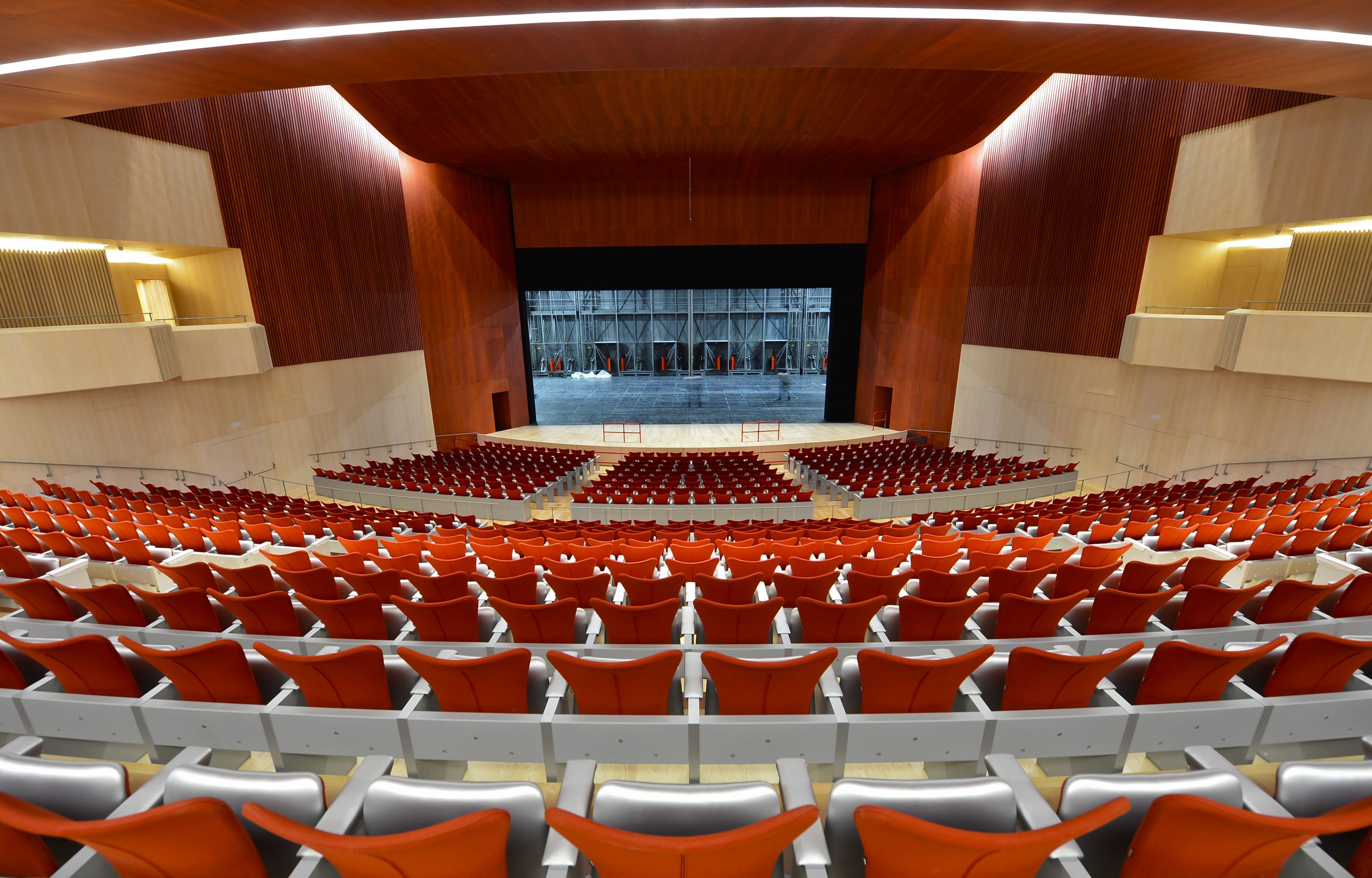 O auditório principal do Fórum Evolução de Burgos tem 1.371 lugares e um palco equipado com a mais recente tecnologia de palco © Fórum da Evolução de Burgos O auditório principal do Fórum Evolução de Burgos tem 1.371 lugares e um palco equipado com a mais recente tecnologia de palco © Fórum da Evolução de Burgos