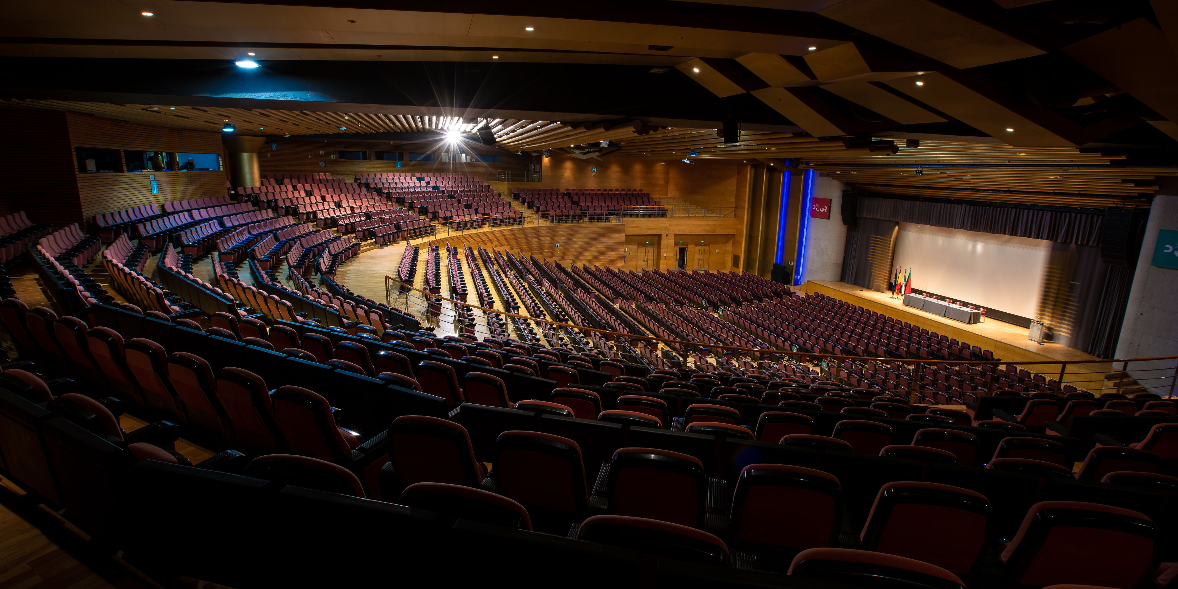 O auditório García Lorca do Palácio dos Congressos de Granada está localizado no rés-do-chão e tem capacidade para 2.000 pessoas © PCGR O auditório García Lorca do Palácio dos Congressos de Granada está localizado no rés-do-chão e tem capacidade para 2.000 pessoas © PCGR