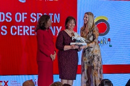 Elvira Marcos entrega el galardón a Olga Ramudo Elvira Marcos entrega el galardón a Olga Ramudo