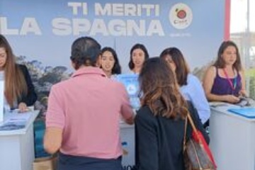 Público en el stand de Turespaña durante la Barcolana de Trieste 2023