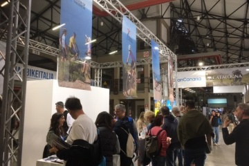 Pubblico nel stand del Ente Spagnolo del Turismo alla Fiera del Cicloturismo 2024